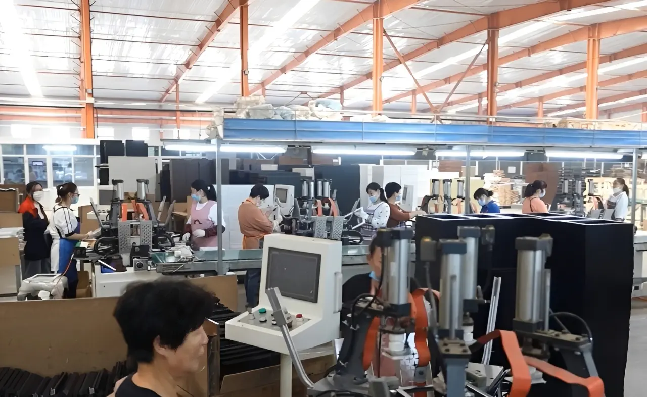 China picture frame factory production line at Wamshin China picture frame factory production line at Wamshin